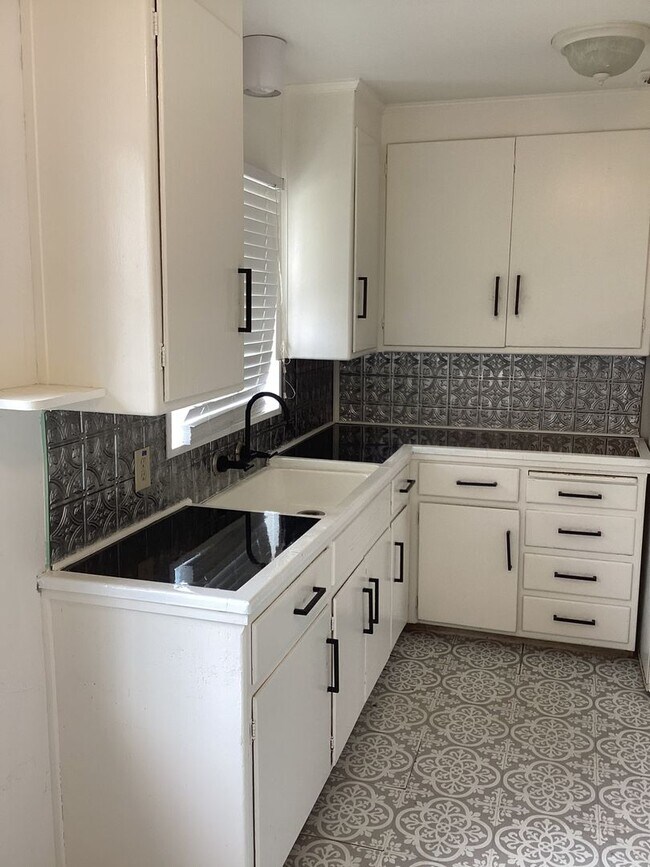 Foto del edificio - Centrally located 2bd/1bath Huge Back yard