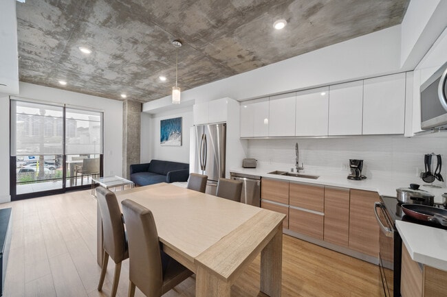 Building Photo - Maia Avira at Glendale