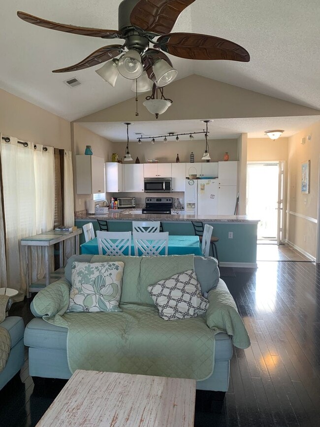 Building Photo - 2-Bedroom, 2-Bath In Azalea Lakes
