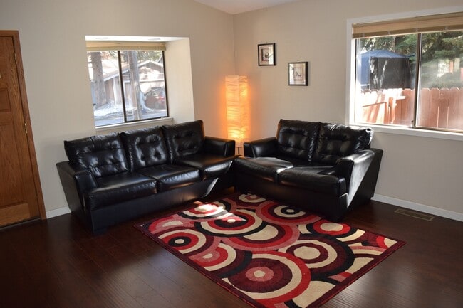 Building Photo - Updated and Spacious Layout in Convenient ...