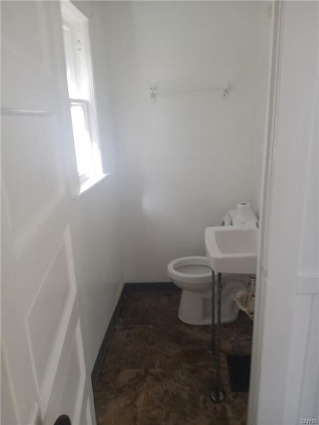 Building Photo - 4 Bedroom Single Family House Available in Syracuse