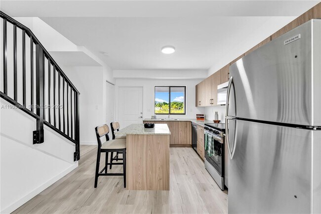 Foto del edificio - 155 NW 160th St