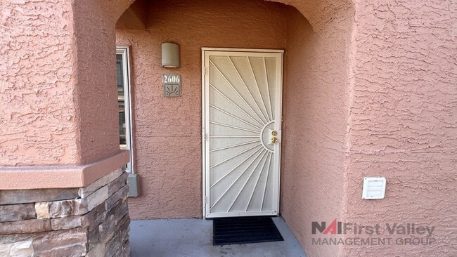 Building Photo - 3 Bedrooms, 2 Baths and a Single Car Garage