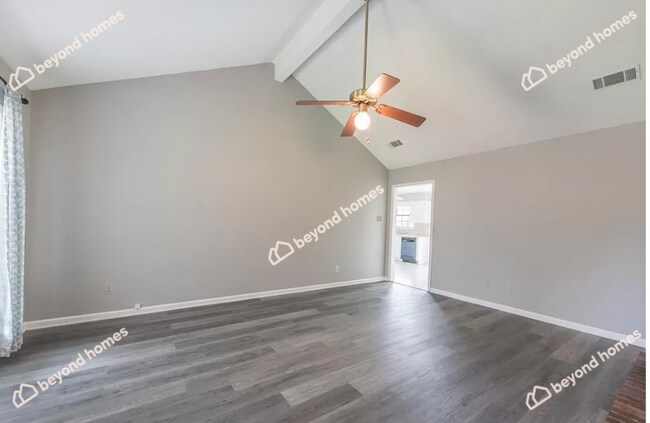 Foto del edificio - Updated 3BD/1.5BA Gem with Fireplace & Fen...