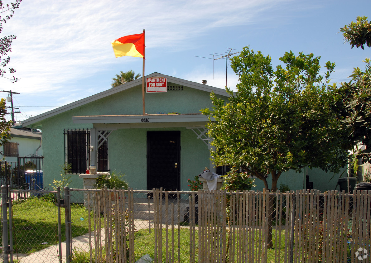 Foto principal - 8619 Grape St