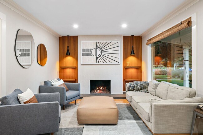 Foto del edificio - Furnished Downtown Bungalow!