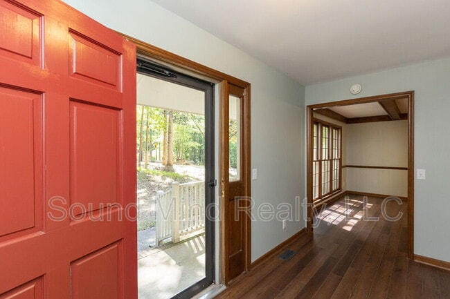 Building Photo - 2046 Englewood Dr