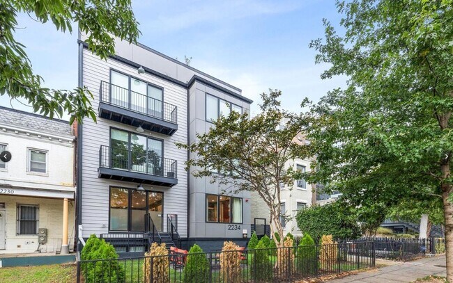 Photo - Urban Luxury in U Street Corridor Apartment