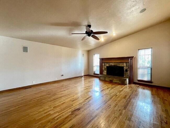 Building Photo - 1319 W Aries Rd