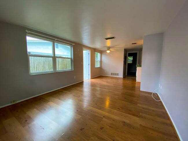 Living area - 617 Lyndhurst St