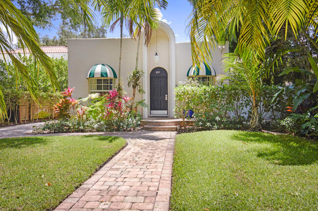 Foto del edificio - 834 Upland Rd
