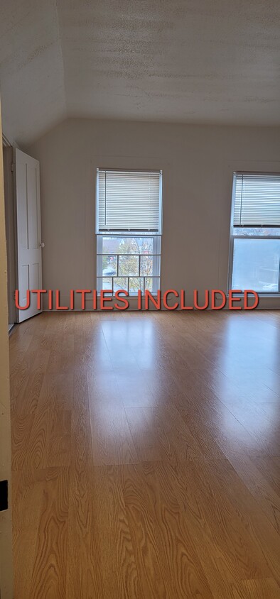 Primary Photo - 104 Ash St