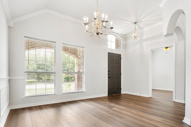 Entrada y comedor - 135 Springtree St