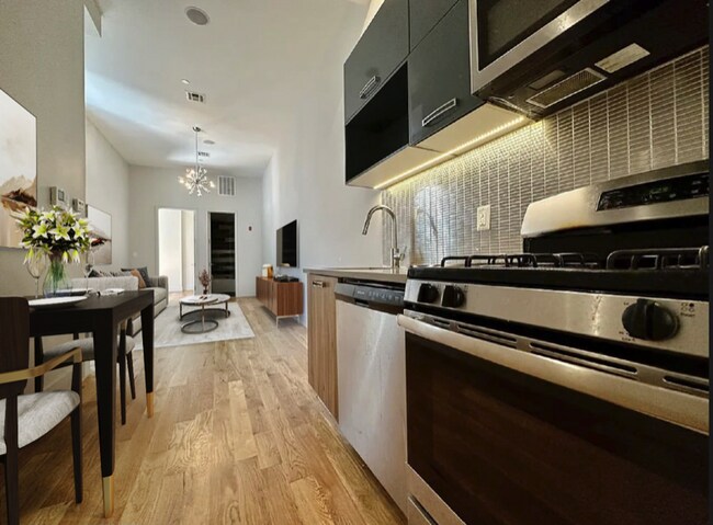 Foto del edificio - 162 Manhattan Ave