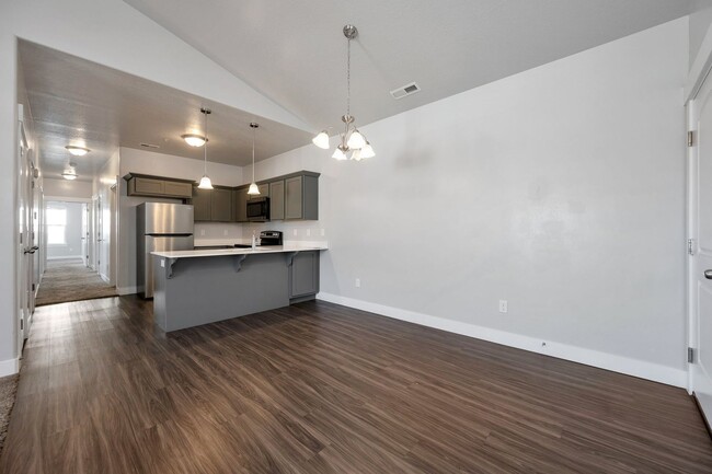 Foto del edificio - LIKE NEW TOP FLOOR HERRIMAN CONDO - AVAILA...