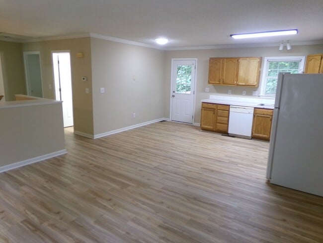 Building Photo - 4 Bedroom Split Foyer