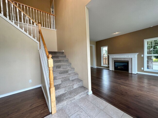 Building Photo - Beautiful 4 Bedroom 2.5 Bath Single Family...