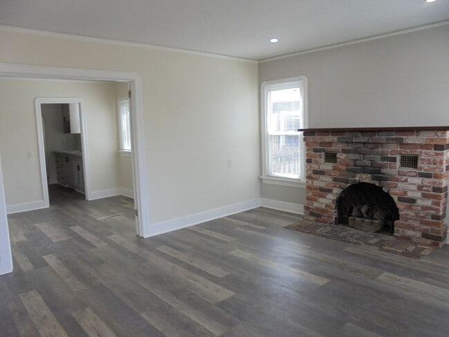 Building Photo - Sweet 2 bedroom 1 bath home
