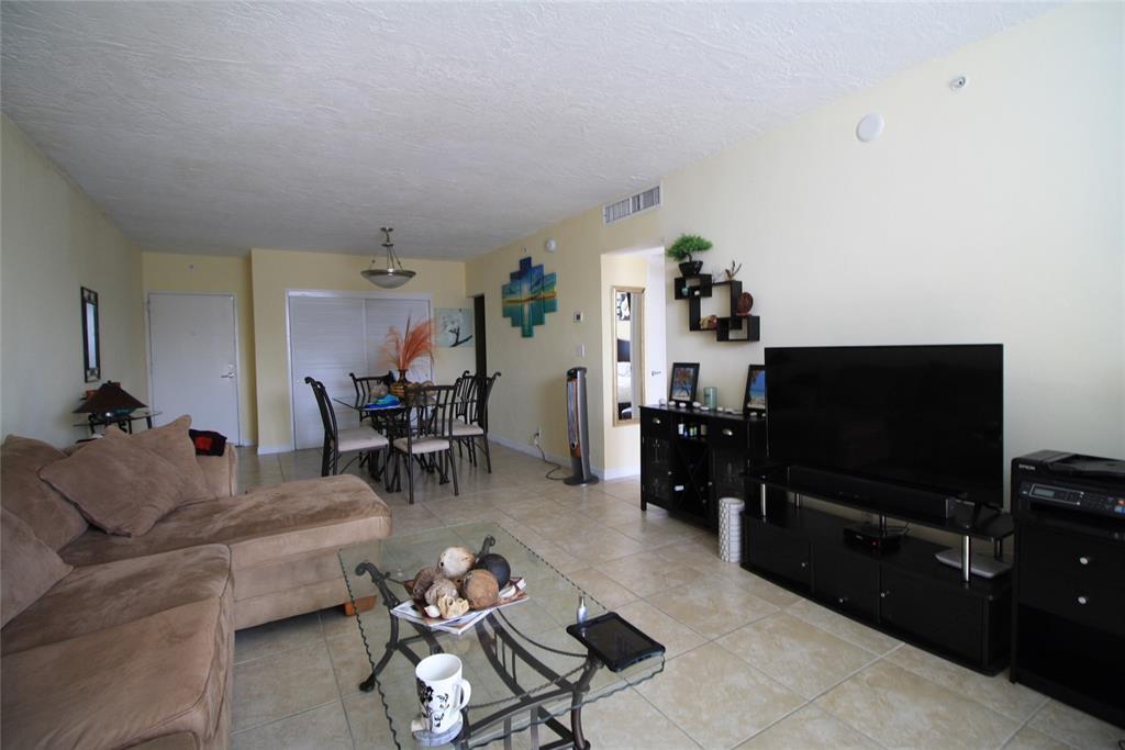 Primary Photo - 3000 S Ocean Dr