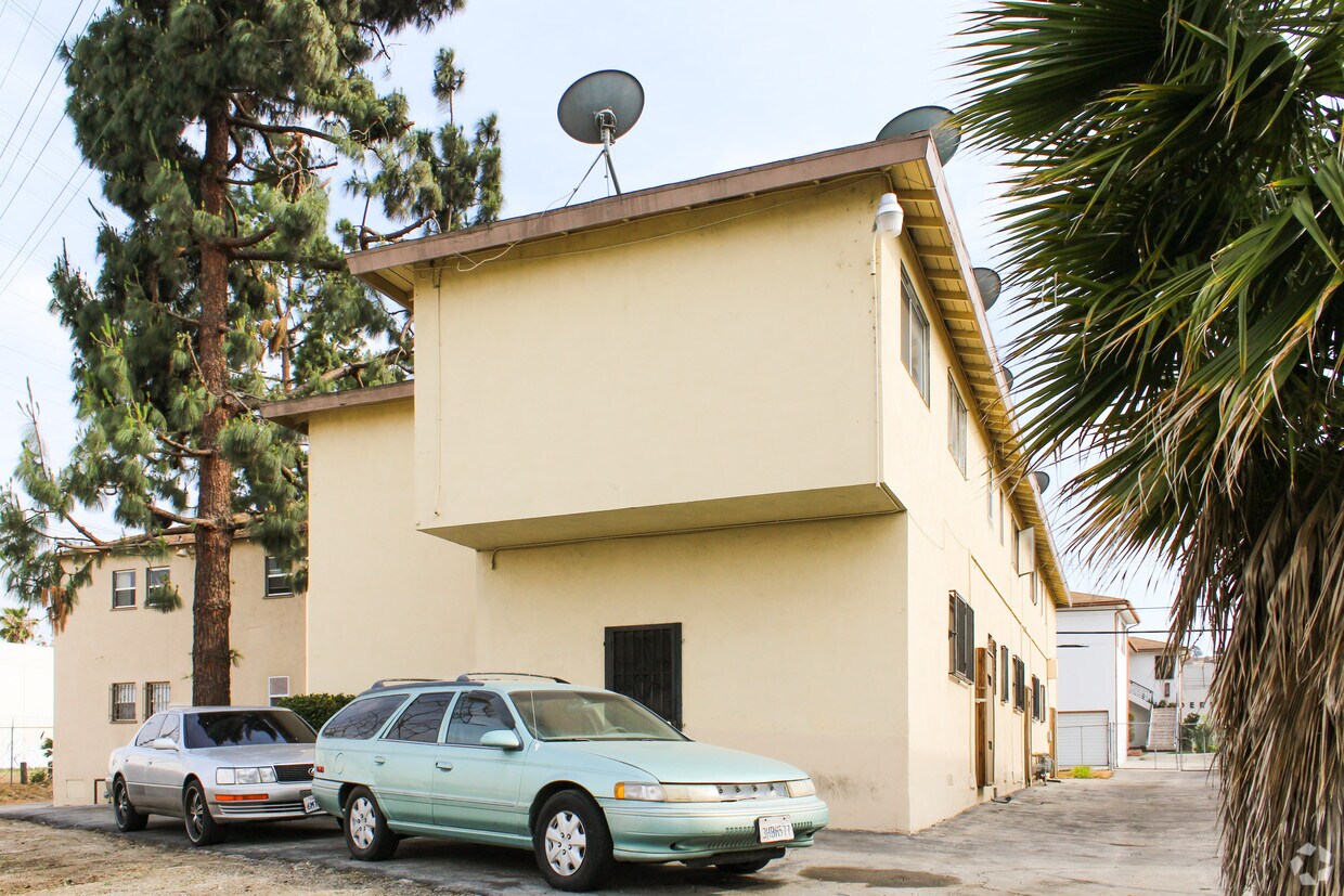 Building Photo - 3009 Carmona Ave