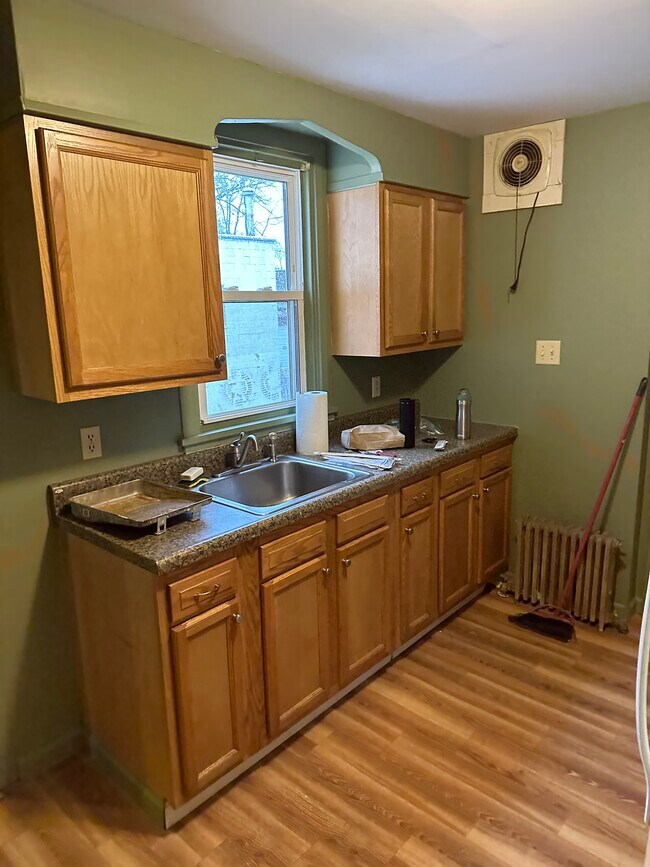 Kitchen - 422 Hays Ave