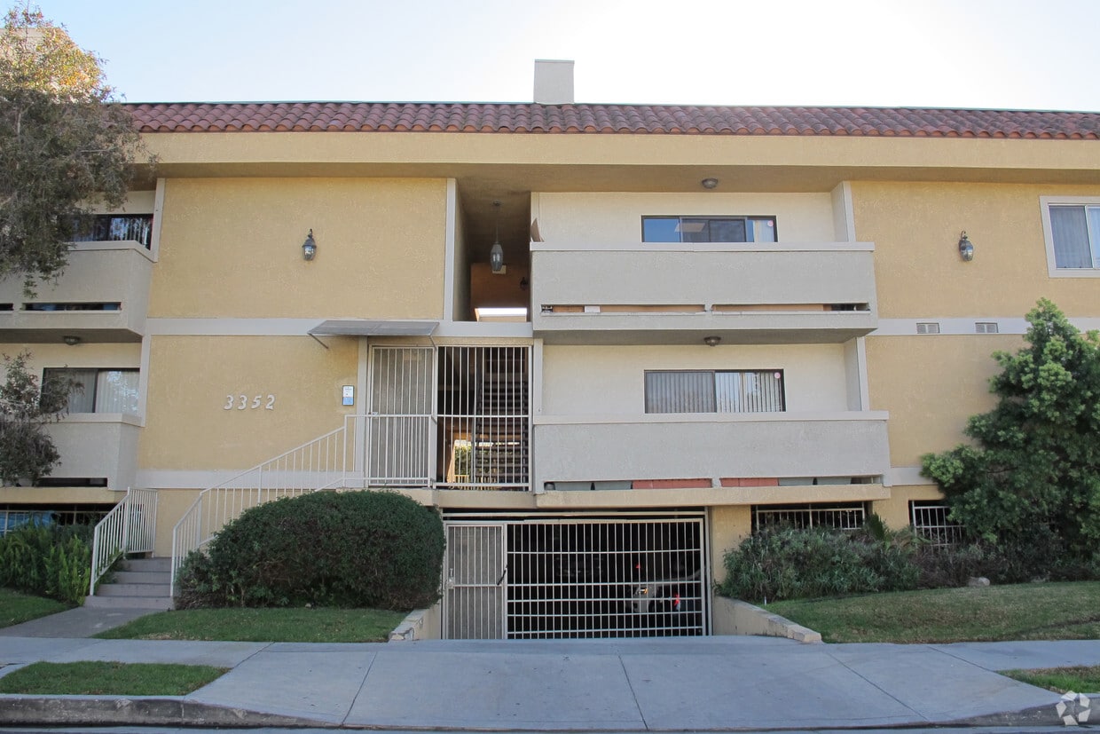 Building Photo - 3352 Oakhurst Ave