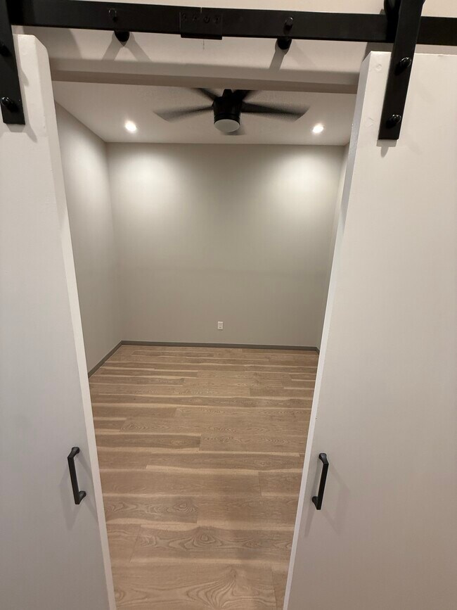 Entrada al dormitorio - 2602 Huntingdon Ave