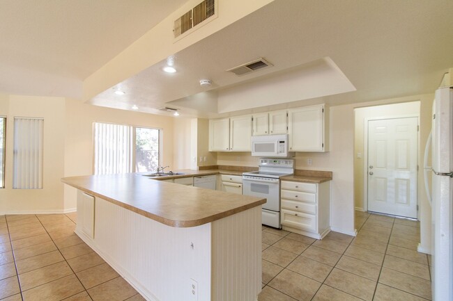 Building Photo - Spacious 3 bed/2 bath in cul-de-sac, great...