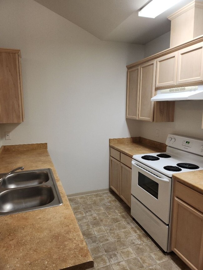 Building Photo - Super cute 2 bedroom, 2 bath Duplex in Cen...