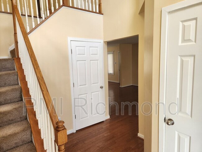 Foto del edificio - 8283 Soft Wind Dr