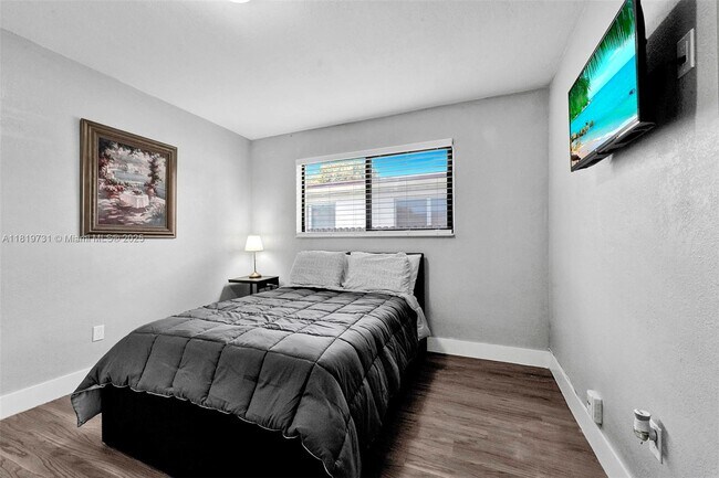 Building Photo - 1324 NE 151st St