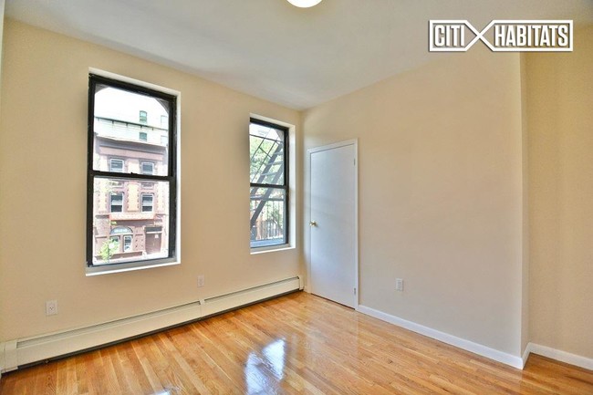 Foto del edificio - 390 Manhattan Ave