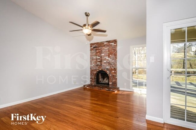 Building Photo - 213 Hollyberry Ct