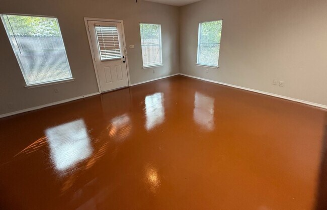 Foto del edificio - Duplex in Woodlake Available Now