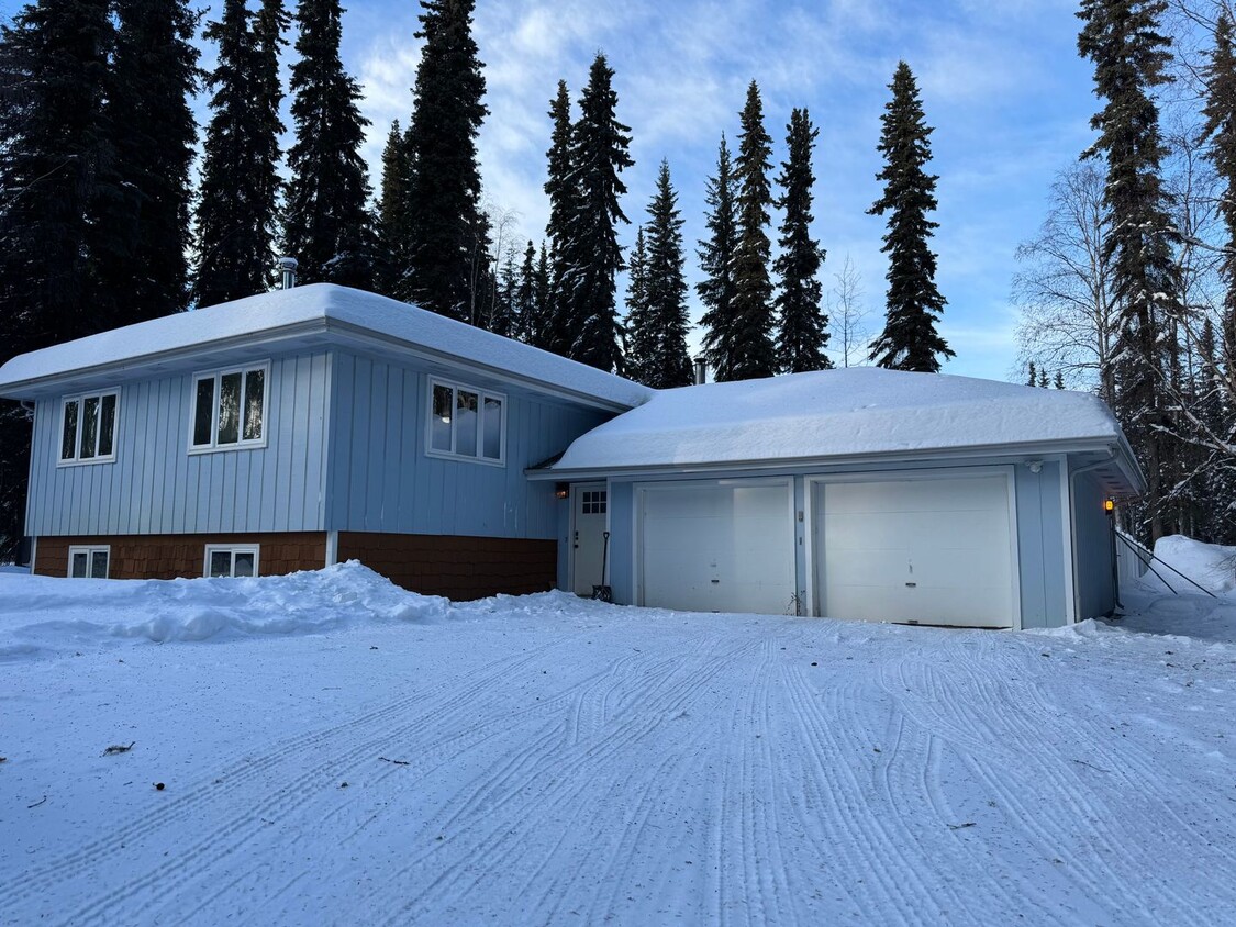 Foto principal - 3 Bedroom Home in North Pole with Garage! ...