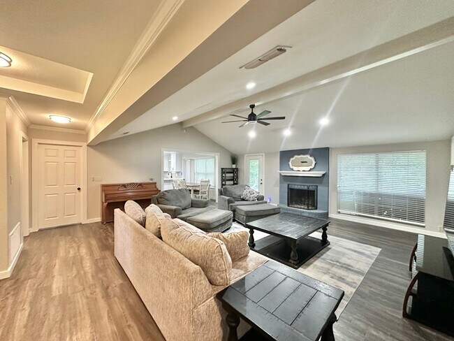 Foto del edificio - Updated 3-Bedroom 2.5 Bath Retreat in Whit...