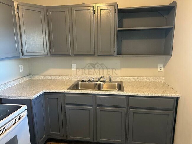 Foto del edificio - 6111 E 153rd St #B, Grandview, MO 64030 2B 1B - rent $895 / Move in ready/