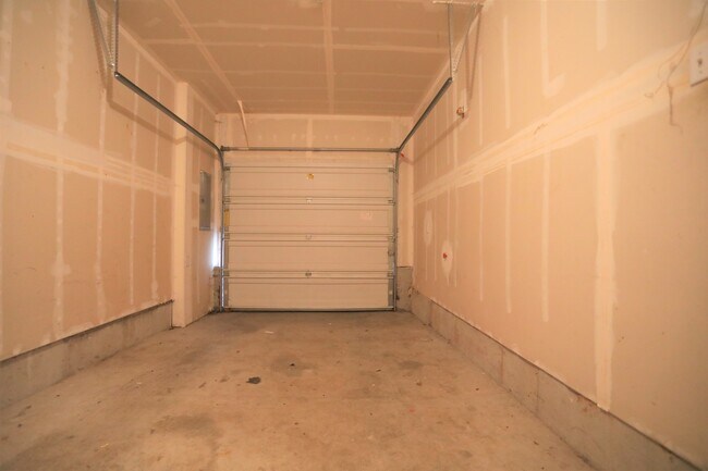 Building Photo - 612 SE 119th Ave