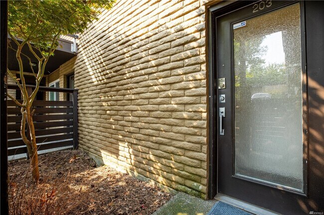 Building Photo - South Seattle 1 bedroom 1 bath condo with ...