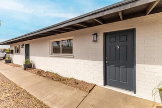 Building Photo - 1321 N 48th Pl