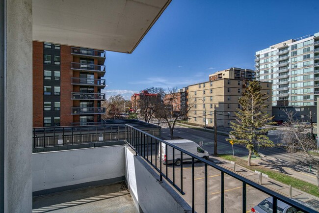 Building Photo - Central Towers