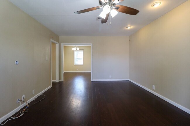 Foto del edificio - Charming 2 Bed / 1 Bath + Sunroom/Breakfas...