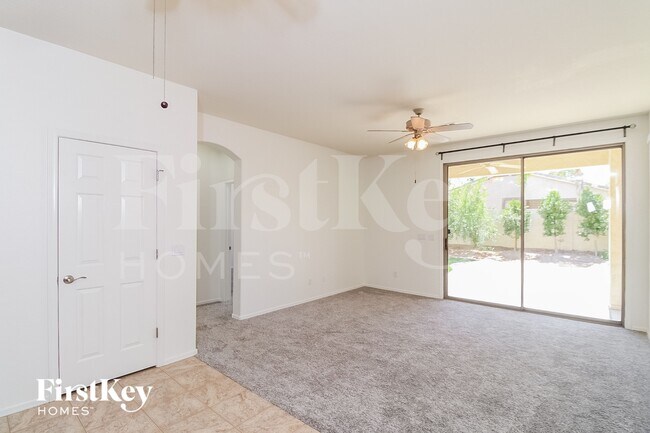 Foto del edificio - 2715 E Carson Rd