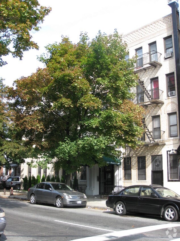 Building Photo - Rizaro Court