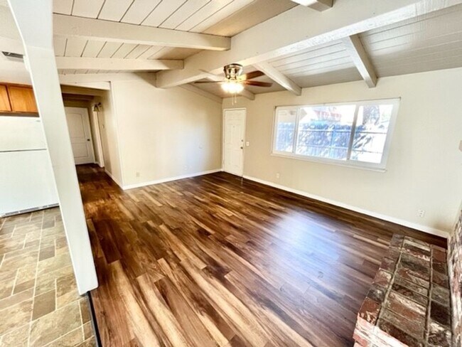 Foto del edificio - **Pre-Leasing for Summer 2026** Nice home with private front yard