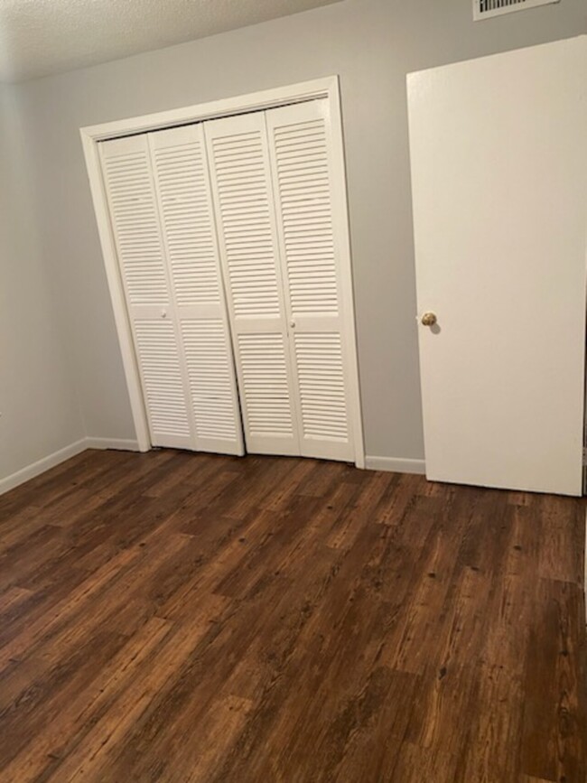 Building Photo - 3807 Spurgeon Apt D
