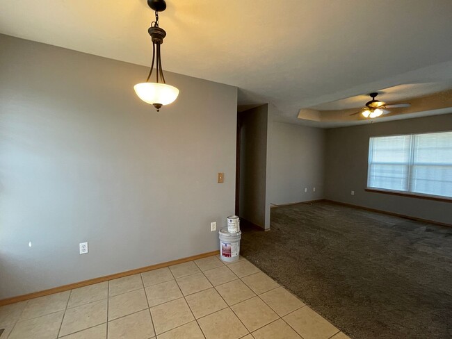 Building Photo - 3 Bedroom Home in Clever Available Now!