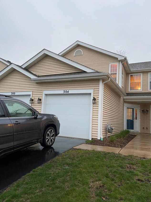 304 Hunterdon Ct, Schaumburg, IL 60194 Condo for Rent in Schaumburg, IL