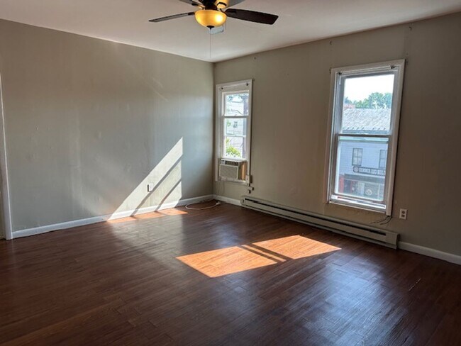 Building Photo - 142 S Hanover St