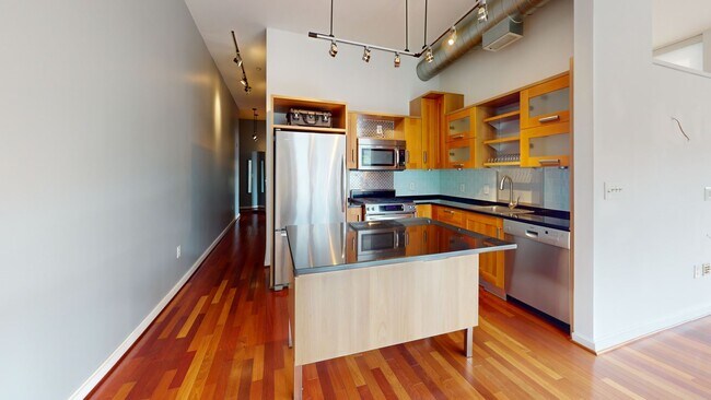 Building Photo - Bright & Sunny Two Bedroom/Two Bathroom W/...
